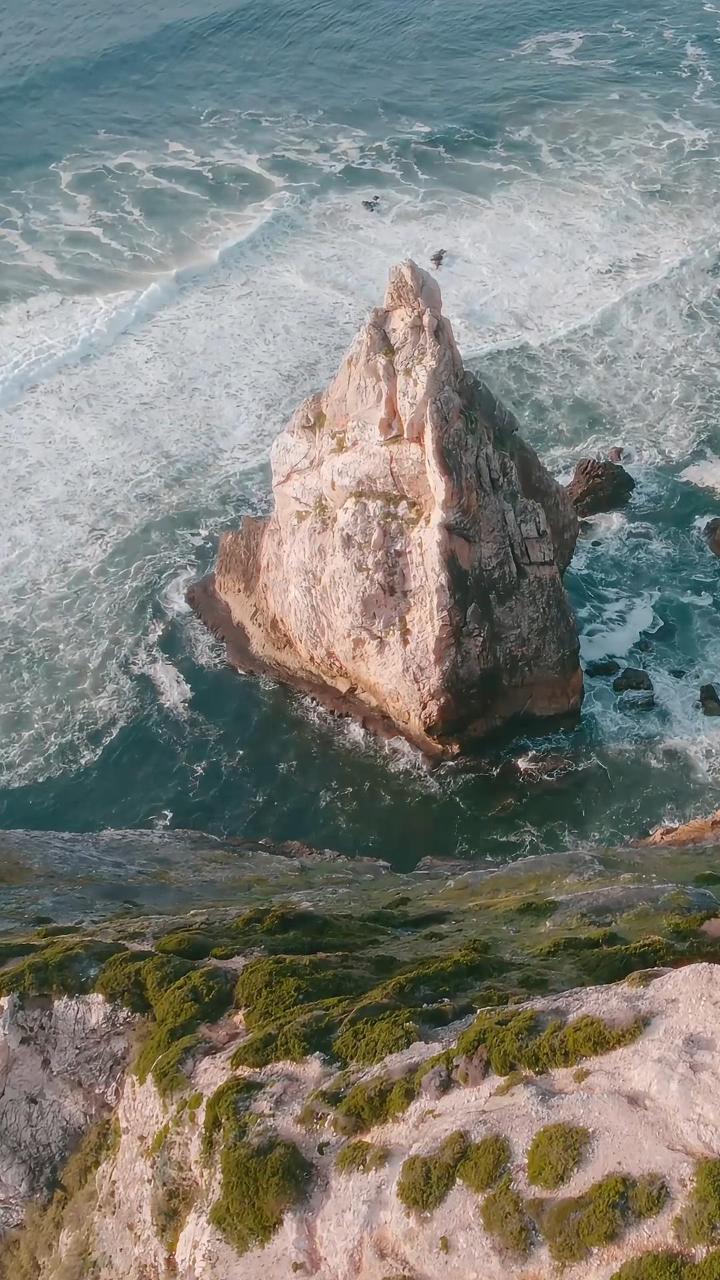 [视频] 海浪拍打岩石 – 短视频素材